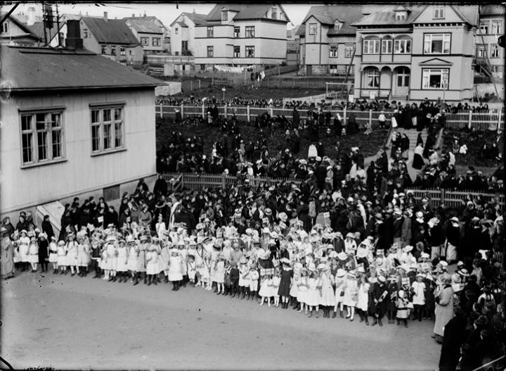 File:Women right to vote 1915 celebration Iceland.jpg