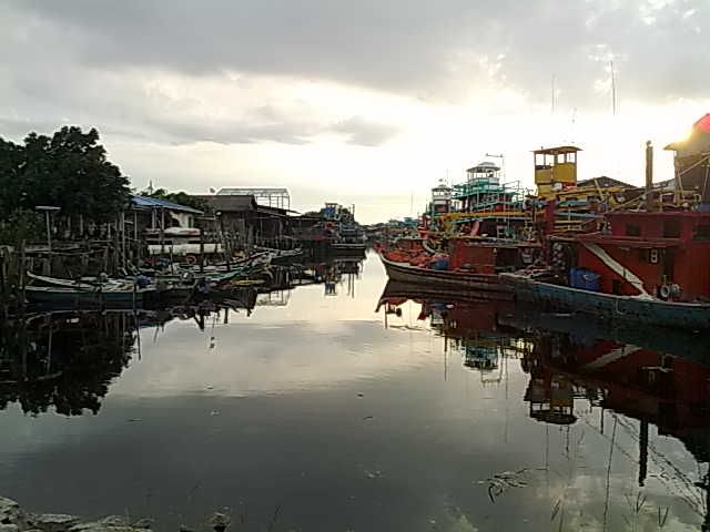 File:Boats in Sungai Besar.jpg