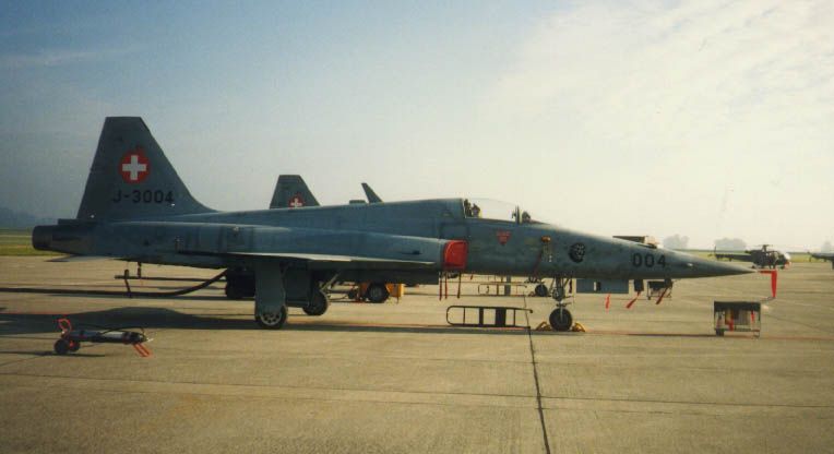 File:F-5 auf Platte.jpg