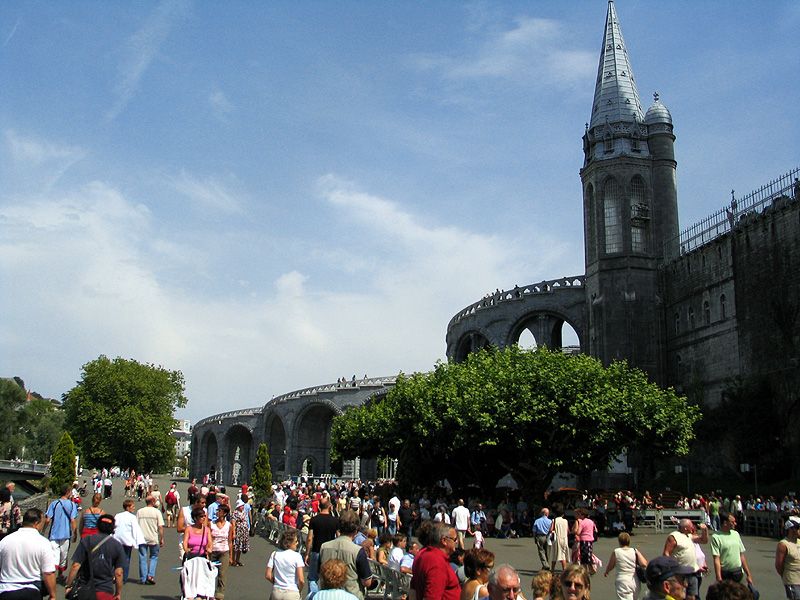 File:Lourdes cathedral cave side 1.jpg