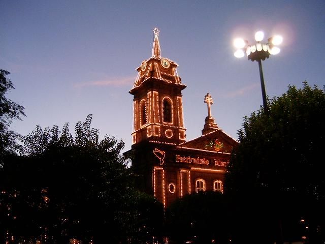 File:Toural in Guimarães by night.JPG