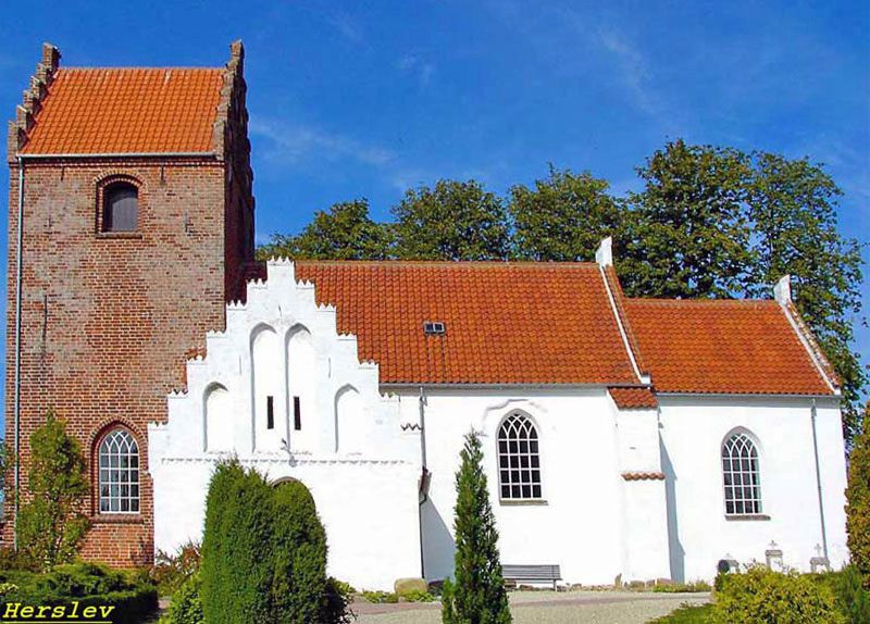 File:04-09-06-b5-copie 2 Herslev kirke (Lejre).jpg