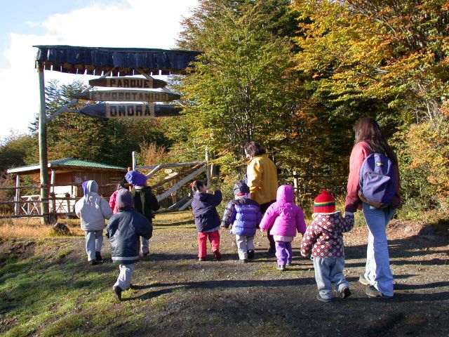 File:Children entering Omora Ethnobotanical Park.jpg