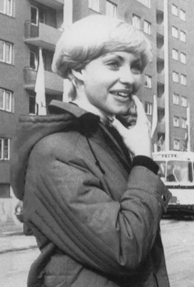 File:Erika Taylforth 1976.jpg