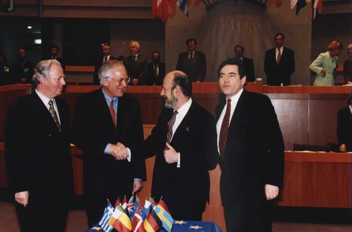 File:2mai982.jpg