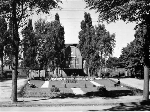 File:Bahnhof Langenhagen Empfangsgebäude 1935.jpg