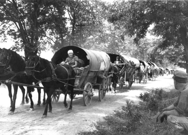 File:Bundesarchiv Bild 183-W0402-500, Flüchtlingstreck in Richtung Deutschland.jpg