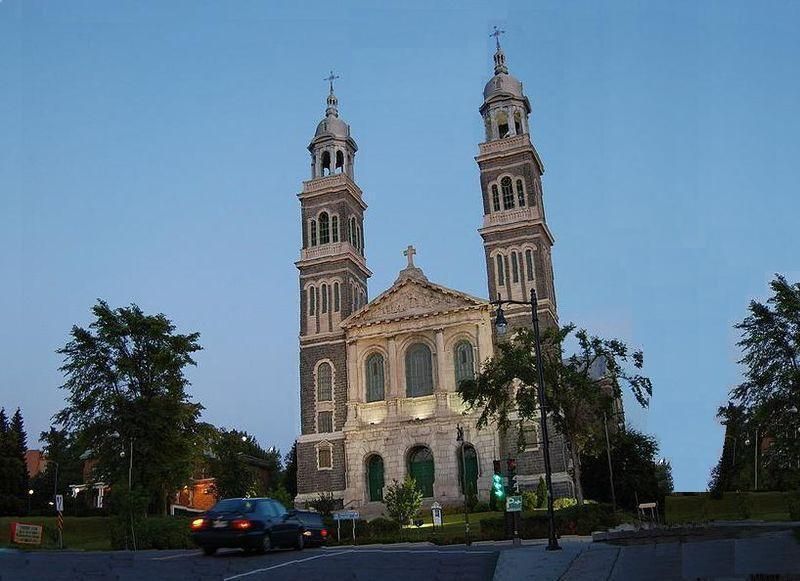 File:Cathédrale-Chicoutimi.jpg