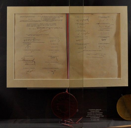 File:Constitution du 27 octobre 1946.JPG