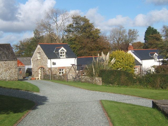 File:Llawhaden village - geograph.org.uk - 1019906.jpg