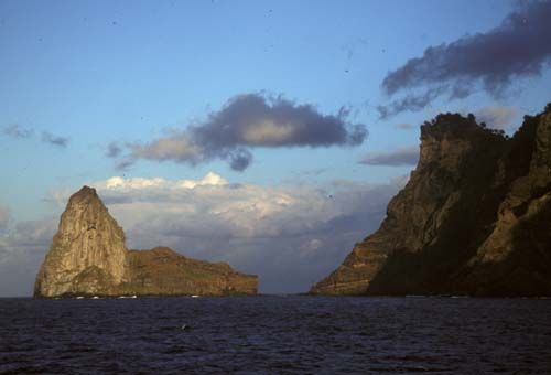 File:Ua Pou's South Coast.jpg