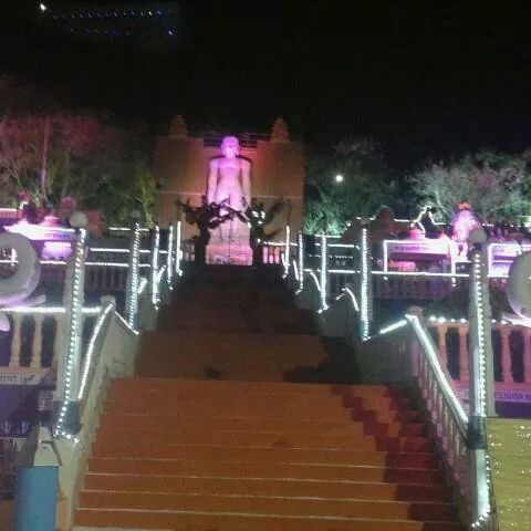 File:Bahubali Statue during Mahamastakabhishek.jpg