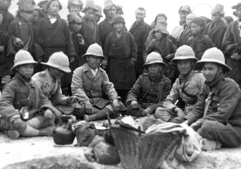 File:Bundesarchiv Bild 135-S-16-08-13, Tibetexpedition, Rastende Soldaten.jpg