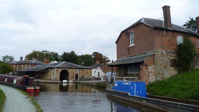 File:Canal Workshops, Llangollen Canal.jpg