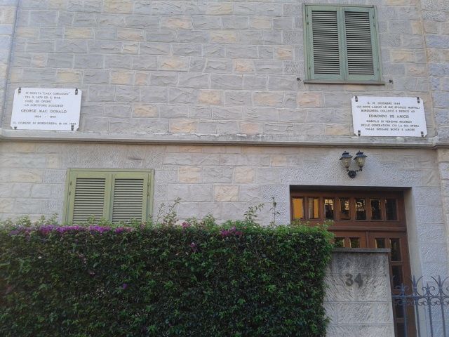 File:Casa Coraggio placche.jpg