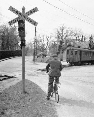 File:Järnvägsövergång på linjen mot Eddavägen.jpg