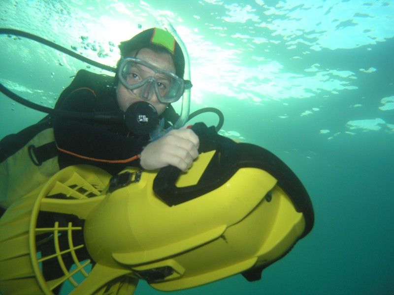 File:Jacopo con scooter subacqueo ad Alghero.jpg