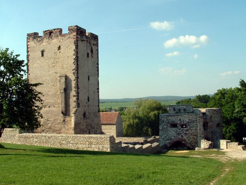 File:Kinizsi Castle in Nagyvázsony.jpg