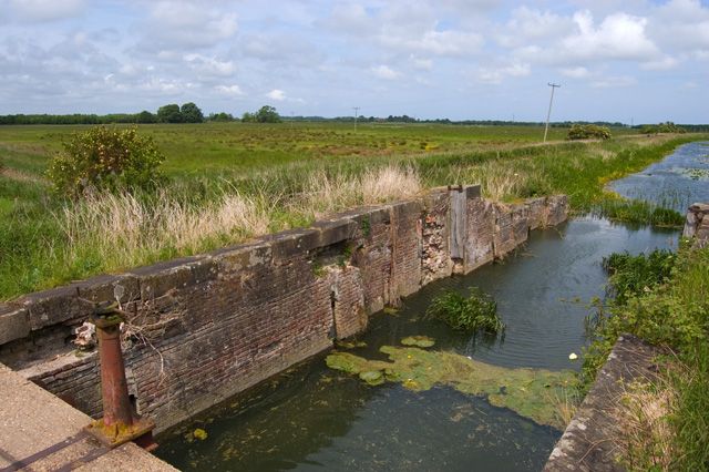 File:Leven Canal Lock.jpg