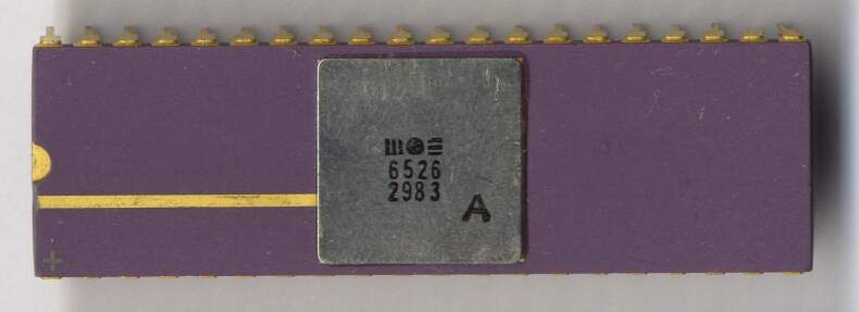 File:MOS 6526 2983 top.jpg