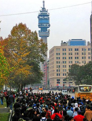 File:Marcha de escolares en Santiago.jpg