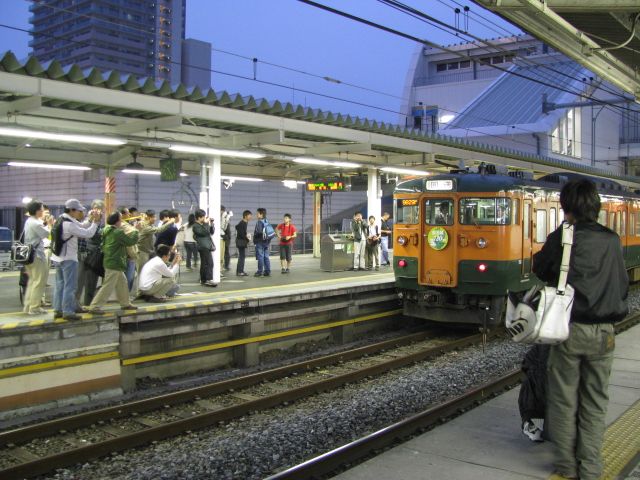 File:Toritetsu at Ageo Station 20091101 1.jpg