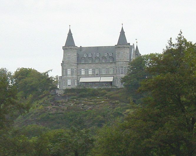 File:CiergnonCastle.jpg