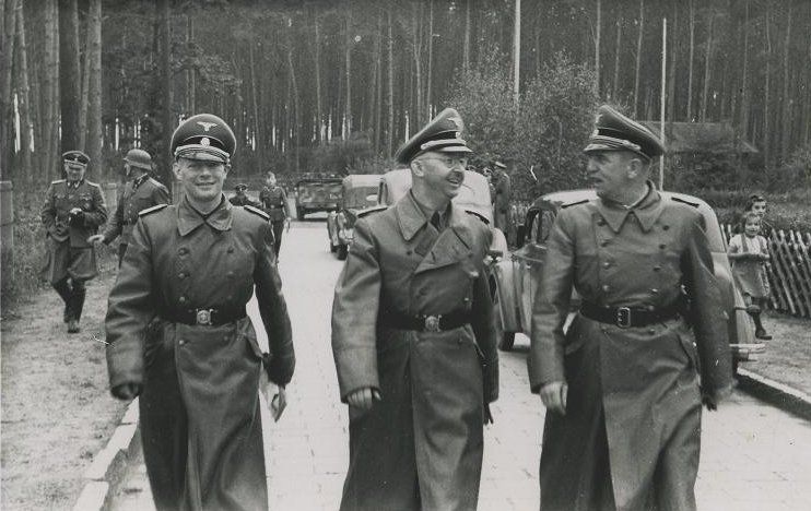 File:Himmler in SS-Truppenübungsplatz Heidelager.jpg