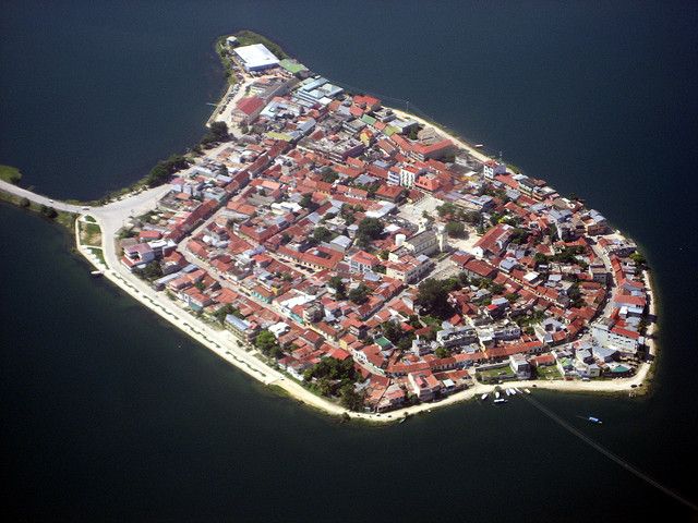 File:Isla de Flores, Petén, vista aérea.jpg