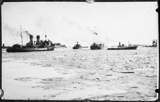 File:Jääkarhu with other ships.jpg