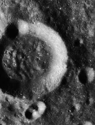 File:Kosberg crater AS15-P-8921.jpg