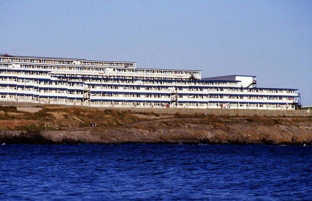 File:Majestic Holiday chalets on Barry Island.jpg