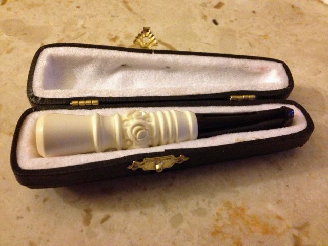 File:Meerschaum cigarette holder - Stierch.jpg