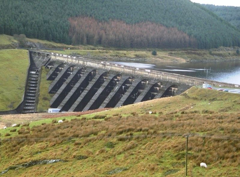 File:Nant y Moch dam Dec 31 2004.JPG