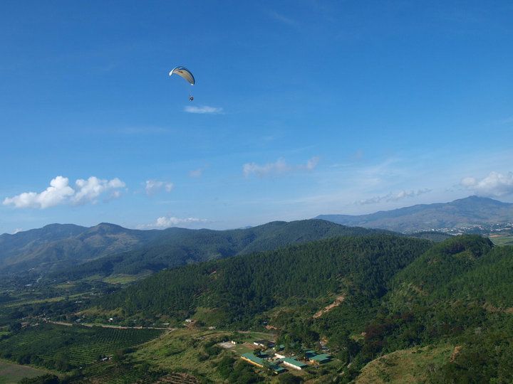 File:Paramotor en Nirgua.jpg