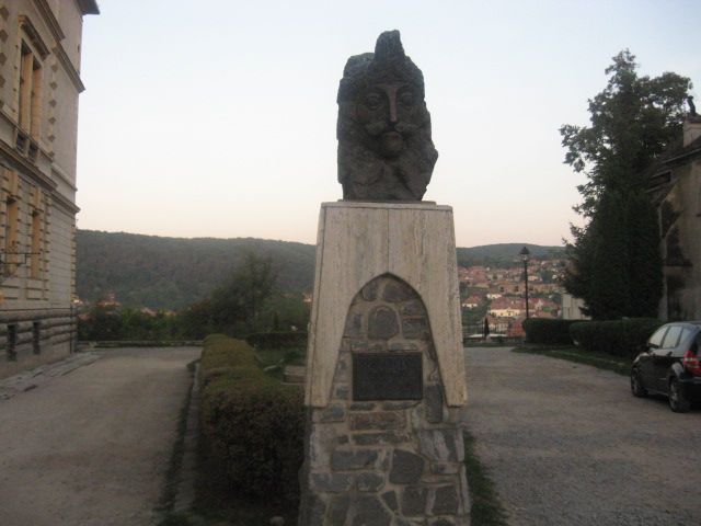 File:Sighisoara statue vlad tepes.jpg