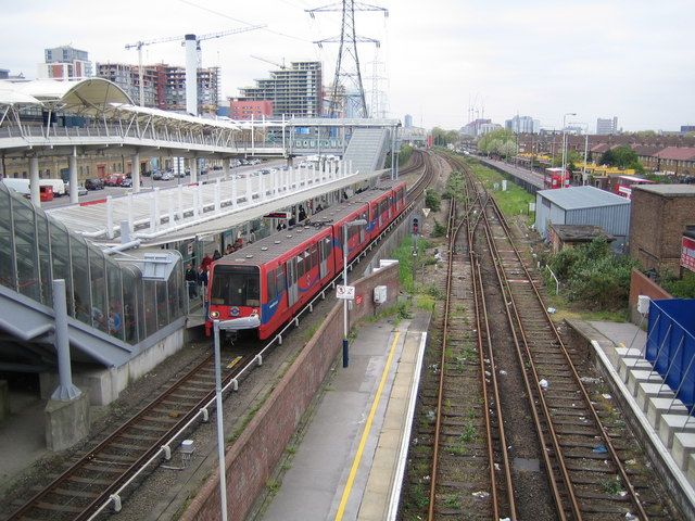 File:Custom House for ExCeL DLR station.jpg