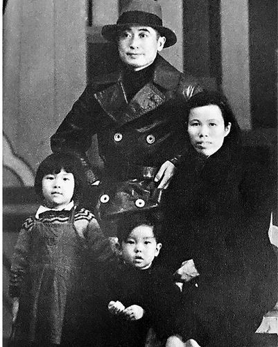 File:Dai Anlan and family.jpg