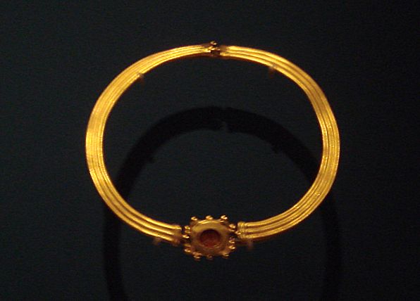 File:Dalverzin-Tepe treasure (necklace), 1st century CE.jpg