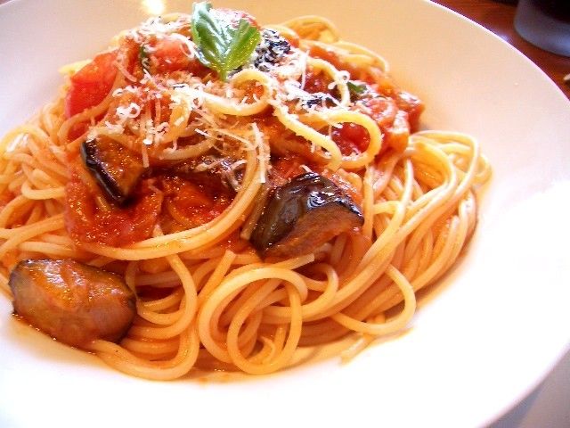 File:Pasta with eggplant and tomatoes.jpg