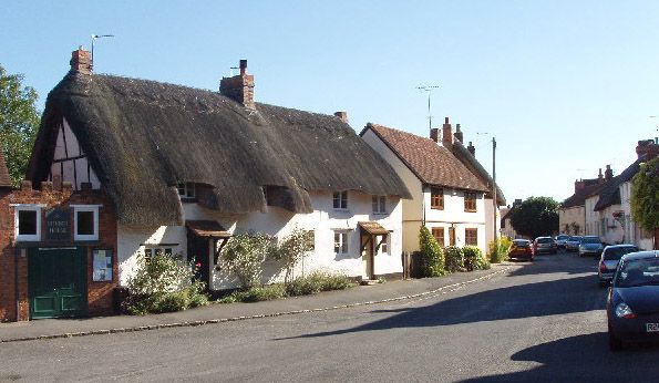 File:ThatchedHousesLongCrendon(DavidHawgood)Aug2005.jpg