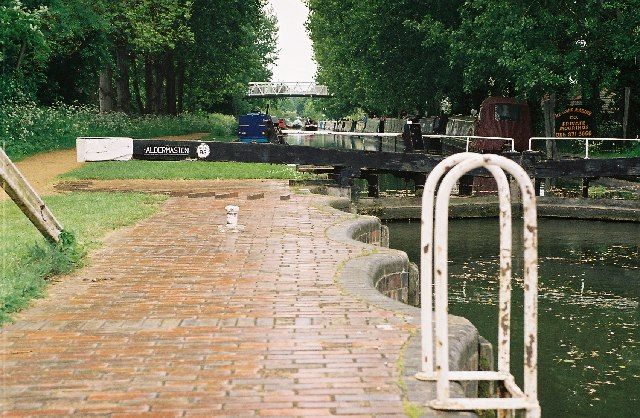 File:Aldermaston lock top gate.jpg