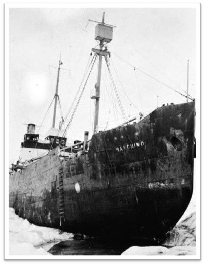 File:Bow of the Baychimo in 1933.jpg