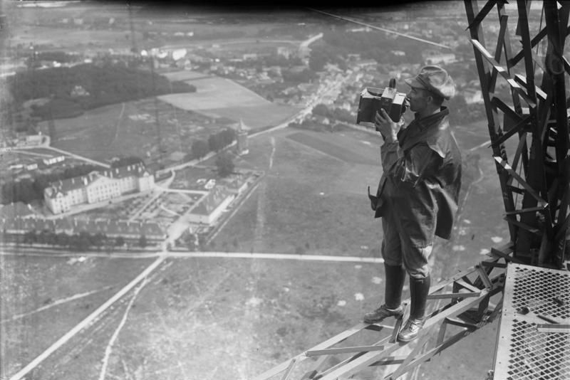 File:Bundesarchiv Bild 102-13014, Königswusterhausen, Pressefotograf auf Sendemast.jpg