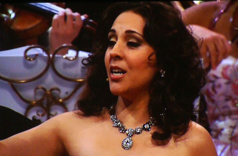 File:Carmen Monarcha (Soprano).jpg