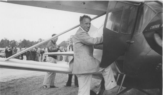 File:Frank Hawks and Gwinn Aircrar.jpg