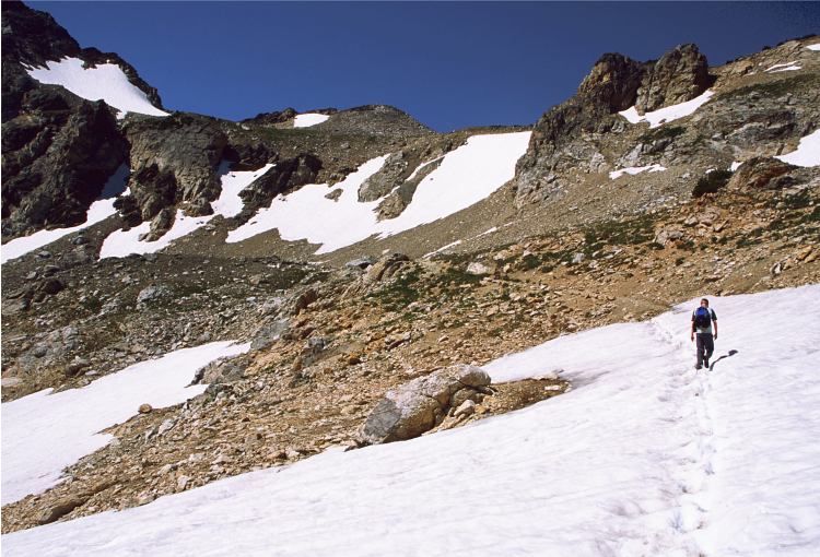 File:Hiking to Paintbrush Divide.jpg