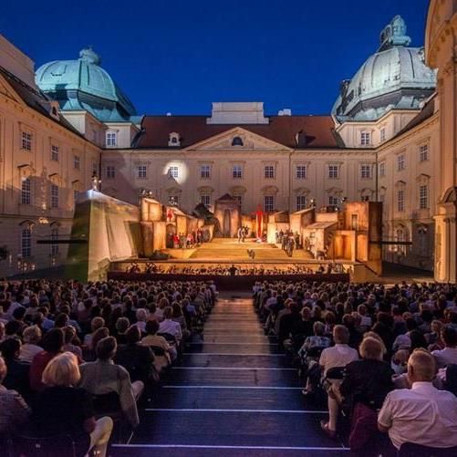 File:Operklosterneuburg Kaiserhof.jpg