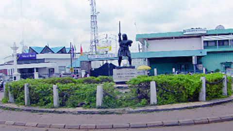 File:Roundabout ilesa, Owa Obokun statue.jpg