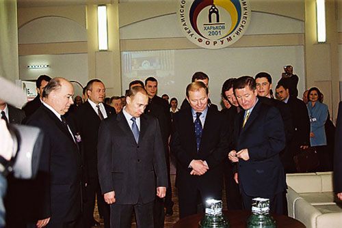 File:Vladimir Putin 14 December 2001-3.jpg